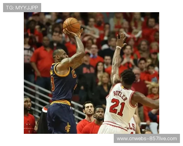 詹姆斯赛前与队友模仿乔丹经典动作,致敬传奇时刻 詹姆斯赛前与队友模仿乔丹经典动作,致敬传奇时刻